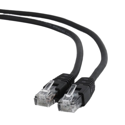 Cabo Ethernet preto com conectores RJ45 transparentes