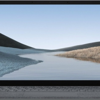 Computador portátil com paisagem de rio no ecrã