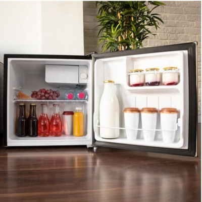 Frigorífico pequeno preto aberto com bebidas e sobremesas brancas e coloridas dentro