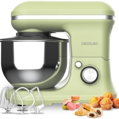 Batedeira elétrica verde claro com taça inox e acessórios, decorada com sobremesas variadas