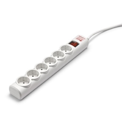 Filtro de linha branco com seis tomadas e interruptor vermelho sobre fundo branco