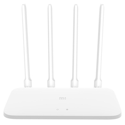 Router Wi-Fi branco com quatro antenas verticais e luzes indicadoras na frente.
