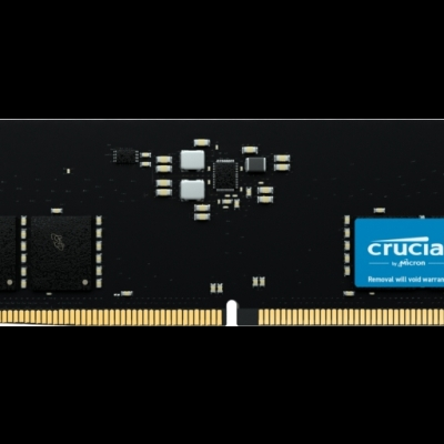 Módulo de memória RAM DDR5 Crucial com etiqueta azul e chips pretos