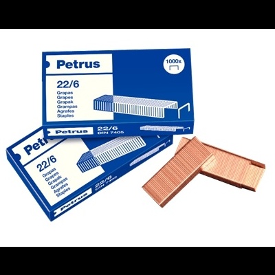 Duas caixas azuis de grampas e vários grampas de cor cobre