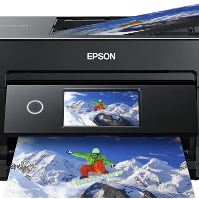 Impressora Epson XP-7100 preta a imprimir foto colorida com snowboarder na neve