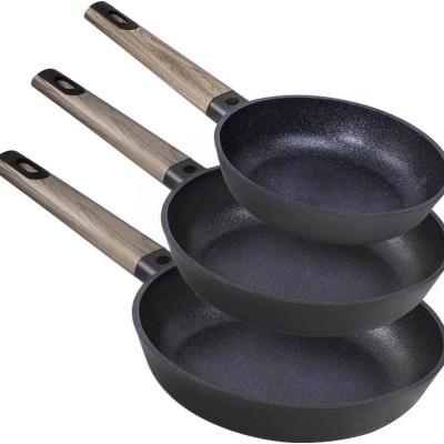 Três frigideiras antiaderentes com cabos de cor madeira empilhadas