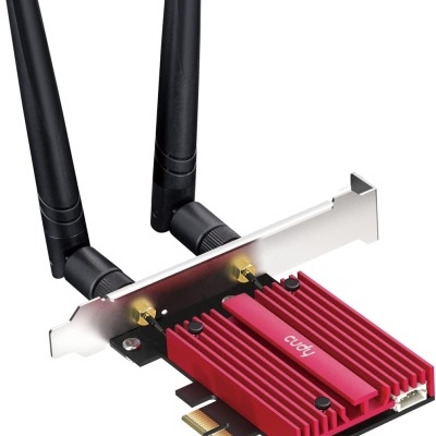 Placa PCIe Wi-Fi com dissipador de calor vermelho, duas antenas pretas e etiqueta cudy