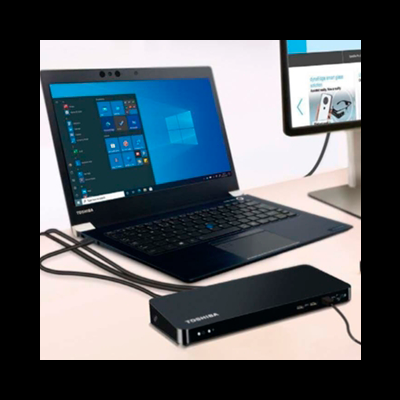 Computador portátil Toshiba preto com Windows e dispositivo preto ligado em superfície branca