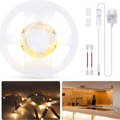 Fita LED branca quente em carretel com acessórios e duas imagens da fita instalada e acesa em cozinha moderna