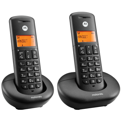 Dois telefones sem fios Motorola negros em bases carregadoras negras