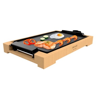 Grelhador elétrico com base em madeira e alimentos variados a cozinhar.