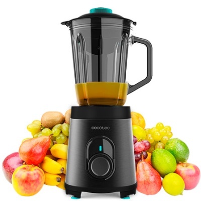 Liquidificador Cecotec com jarra de vidro cheia de líquido amarelo e frutas variadas ao fundo