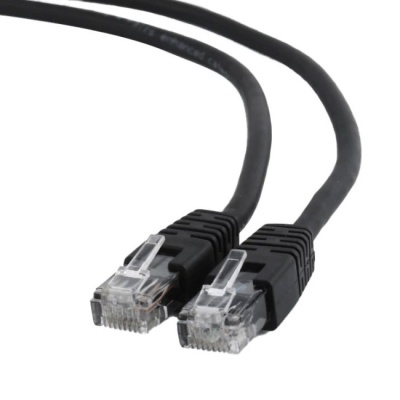 Cabo de rede Ethernet RJ45 preto com conectores transparentes.