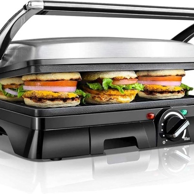 Máquina de sanduíches preta e prateada com três hambúrgueres