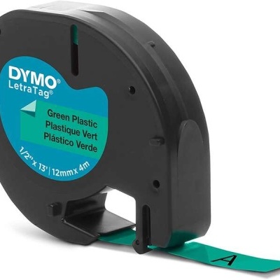 Fita de etiqueta DYMO LetraTag em plástico verde dentro de caixa preta com fita a sair