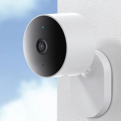 Câmara de segurança branca e preta montada na parede