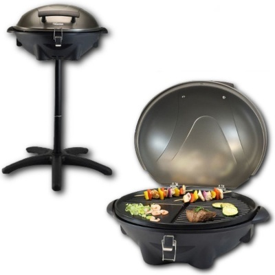 Grelhador redondo preto com tripé e outro com tampa aberta a grelhar vários alimentos