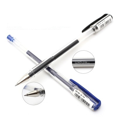 Canetas esferográficas transparentes com tampa preta e azul e etiquetas com código de barras