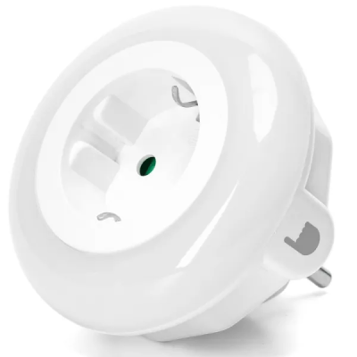 Tomada elétrica branca de plástico com três orifícios e fundo branco