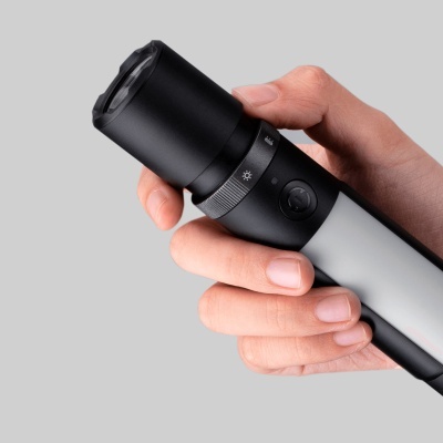 Lanterna portátil preta com anel giratório e parte central branca fosca