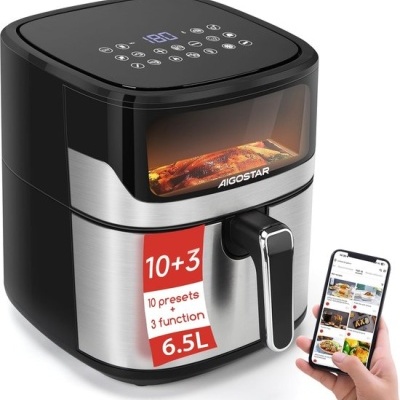 Fritadeira elétrica Aigostar preta e inox com visor frontal e painel digital, etiqueta vermelha e telemóvel com receitas.