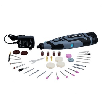 Conjunto de ferramenta rotativa com acessórios sobre fundo branco