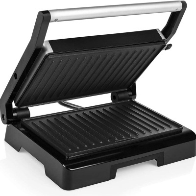 Sanduicheira ou grill elétrico preto com pega prateada, aberto em fundo branco