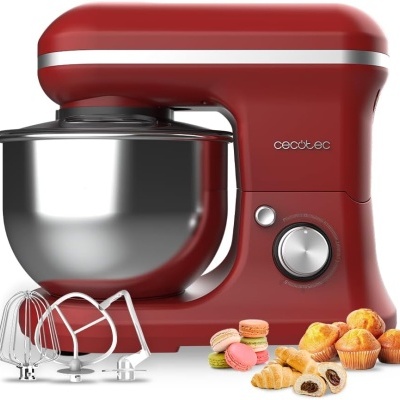 Batedeira de cozinha vermelha Cecotec com taça metálica e acessórios junto a doces
