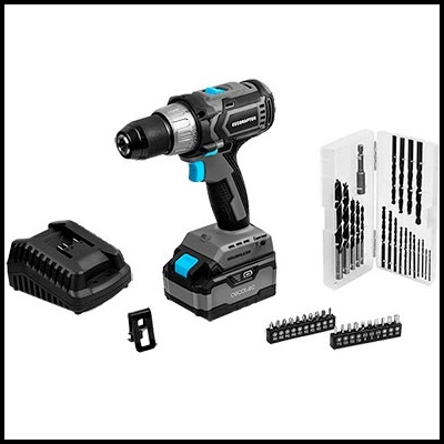 Conjunto de ferramentas com parafusadeira e acessórios em fundo branco