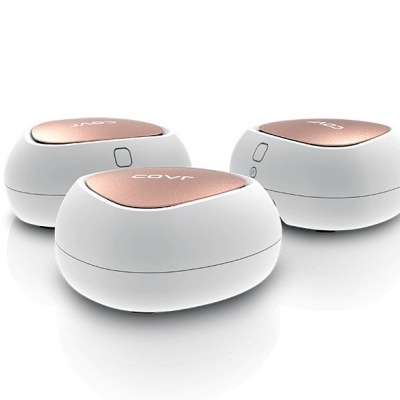 Três dispositivos eletrónicos brancos e rosa dourado com texto COVR