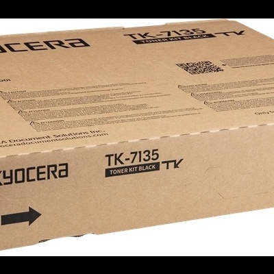 Caixa de cartão castanho clara com o logo KYOCERA e texto TK-7135 TONER KIT BLACK