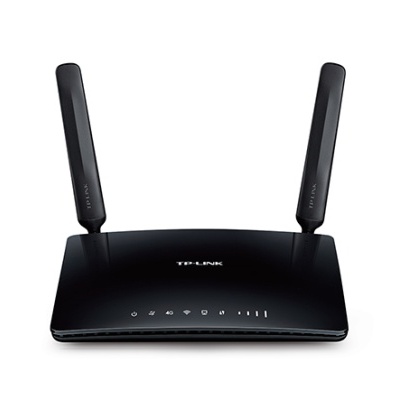 Roteador sem fios preto com antenas e luzes indicadoras