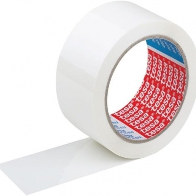 Rolo branco de fita adesiva com interior vermelho com texto tesa.