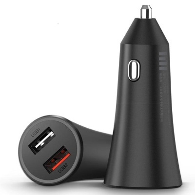 Carregador de carro preto com duas portas USB e botão prateado