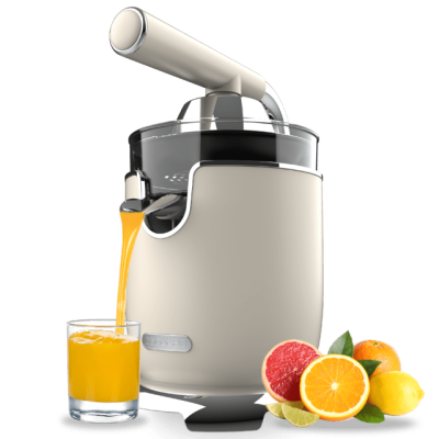 Máquina de sumos bege a verter sumo para copo, frutas cítricas ao lado