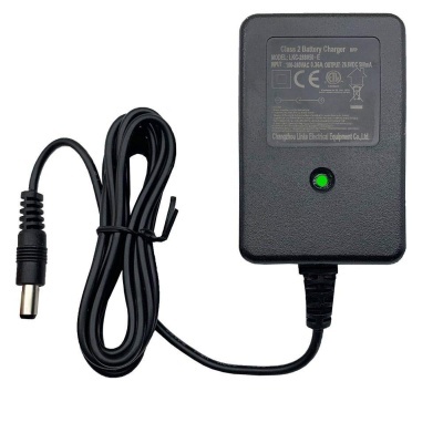 Carregador de bateria preto com cabo e LED verde