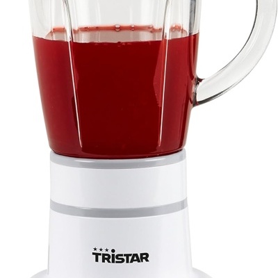 Liquidificador branco TRISTAR com jarro transparente e líquido vermelho dentro