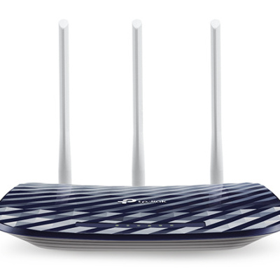 Roteador TP-Link azul escuro com três antenas brancas