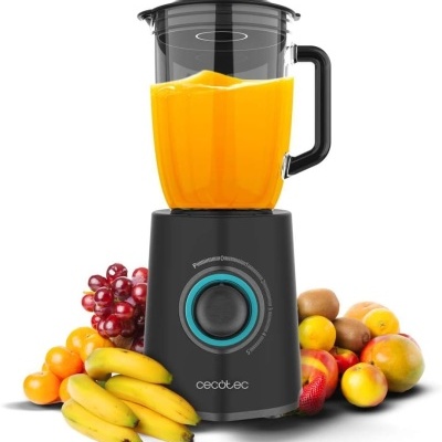 Liquidificador preto Cecotec com jarro transparente cheio de sumo laranja e frutas ao redor