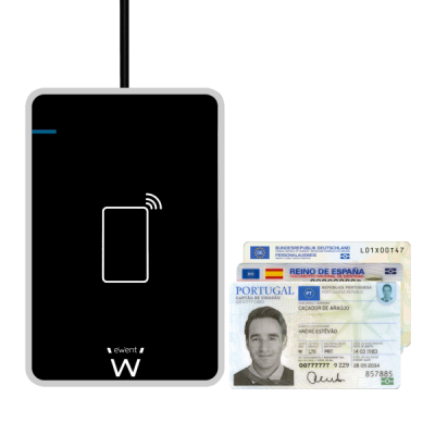 Leitor de cartões eletrónico preto ao lado de três cartões de identificação nacionais