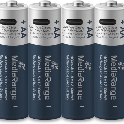 Quatro pilhas recarregáveis MediaRange AA azul e prata com indicação de carga USB Type-C.
