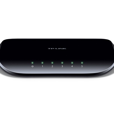 Roteador ou switch TP-LINK preto com luzes LED verdes numeradas