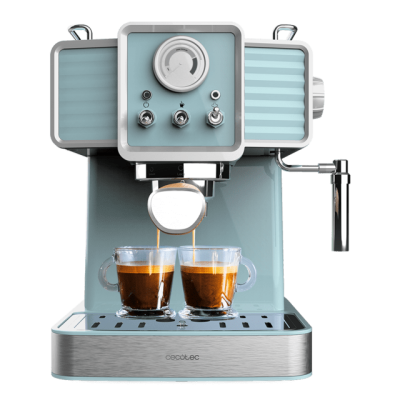 Máquina de café espresso Cecotec em azul claro com duas chávenas de vidro a serem enchidas