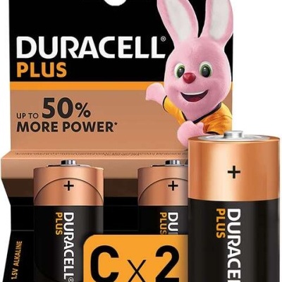 Pack de duas pilhas Duracell Plus tipo C em embalagem preta e cobre com coelho rosa