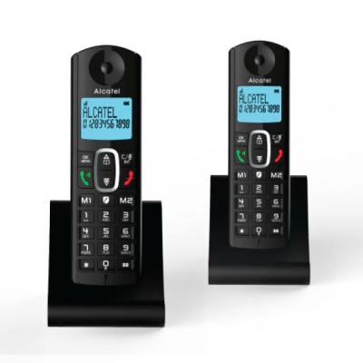 Dois telefones sem fios Alcatel pretos com ecrã azul luminoso em bases de carregamento pretas