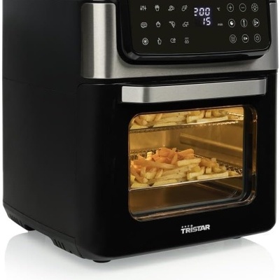 Air fryer preta e inox da marca TRISTAR com painel digital e batatas fritas visíveis