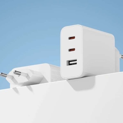 Carregadores de parede brancos com três portas USB e ficha europeia