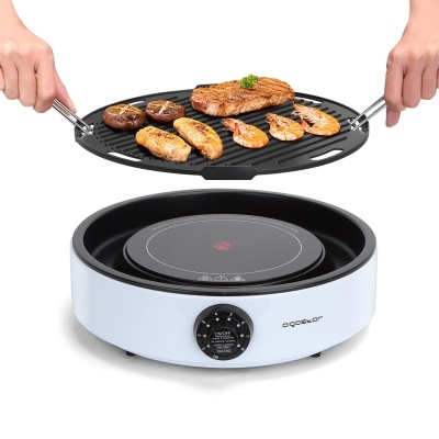 Grill elétrico redondo branco com placa de grelha preta a ser segurada com ambos os lados