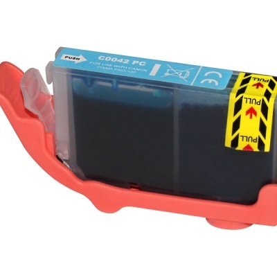 Cartucho de tinta para impressora preto com suporte vermelho e etiquetas azul e amarela.