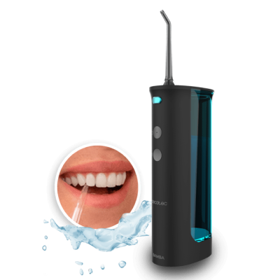 Irrigador oral preto com detalhes azuis e bocal metálico próximo a imagem de boca a usar o aparelho